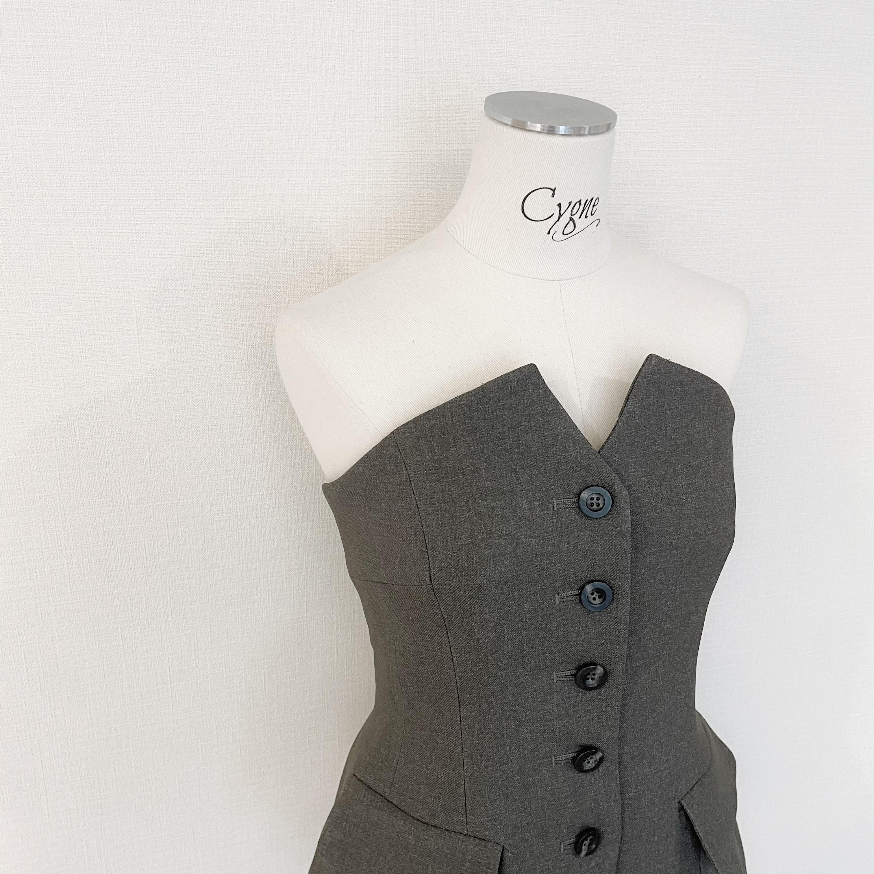 cygne シーニュフロントボタンビスチェグレー