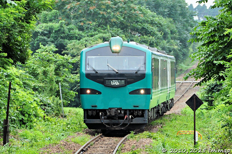 キハ48形 リゾートしらかみ「くまげら」編成 入線 - ナマケモノ写真館