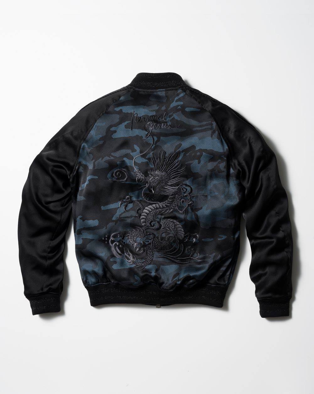 静かなブルーの世界を力強く舞う 