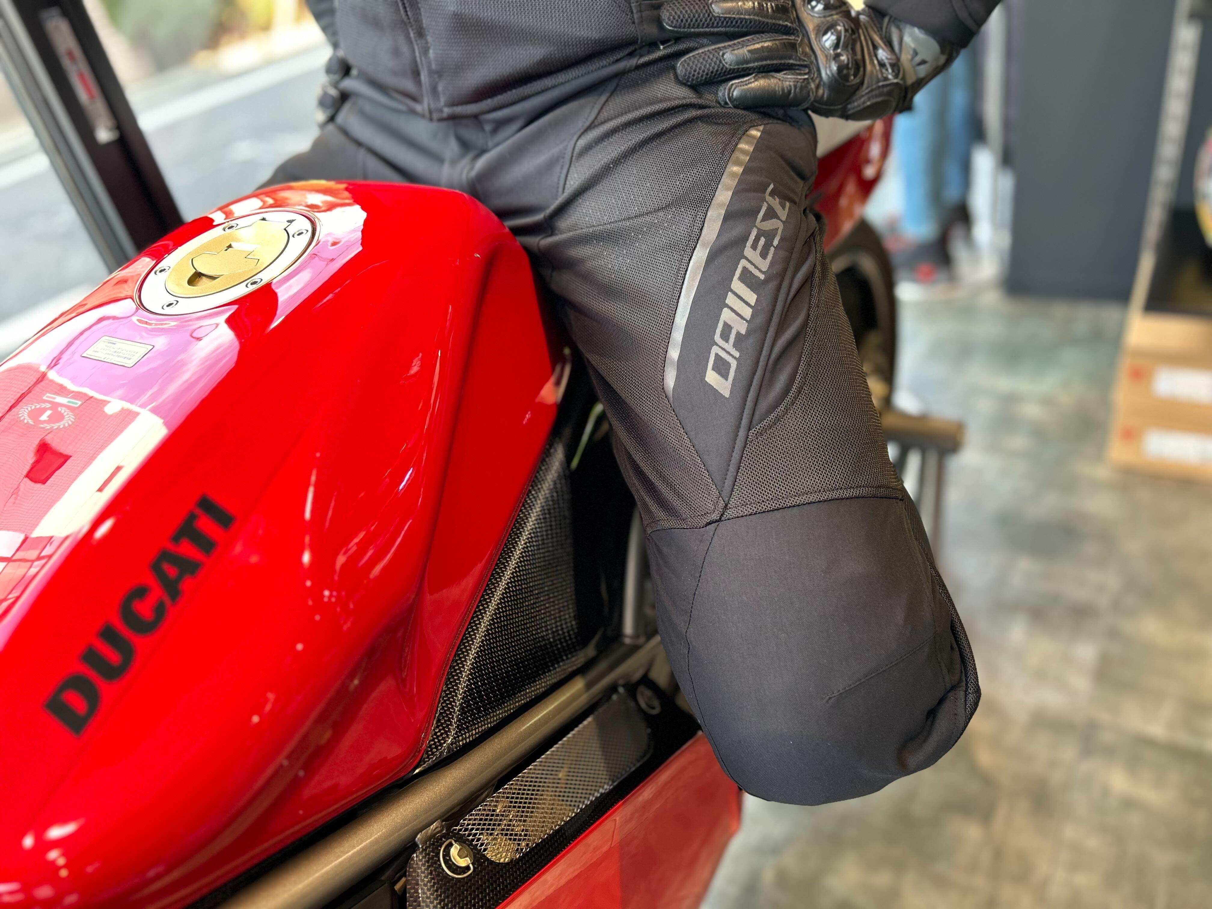 夏はこれで決まり！最新メッシュパンツ