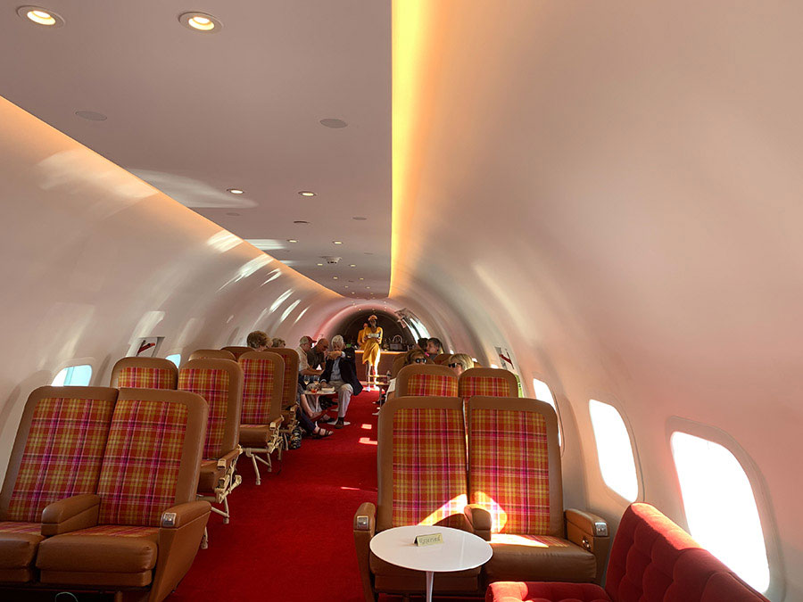 レトロな大型プロペラ旅客機がバーに変身！？TWAホテルのバーConnie