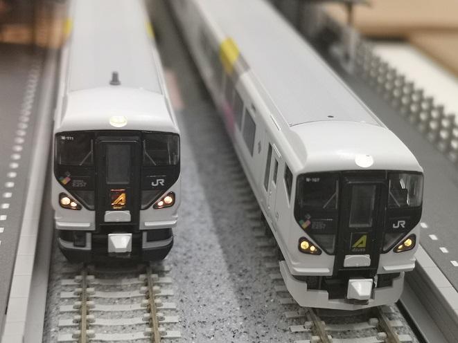 あづみの鉄道の趣味部屋: KATO E257系 新旧製品を並べてみた