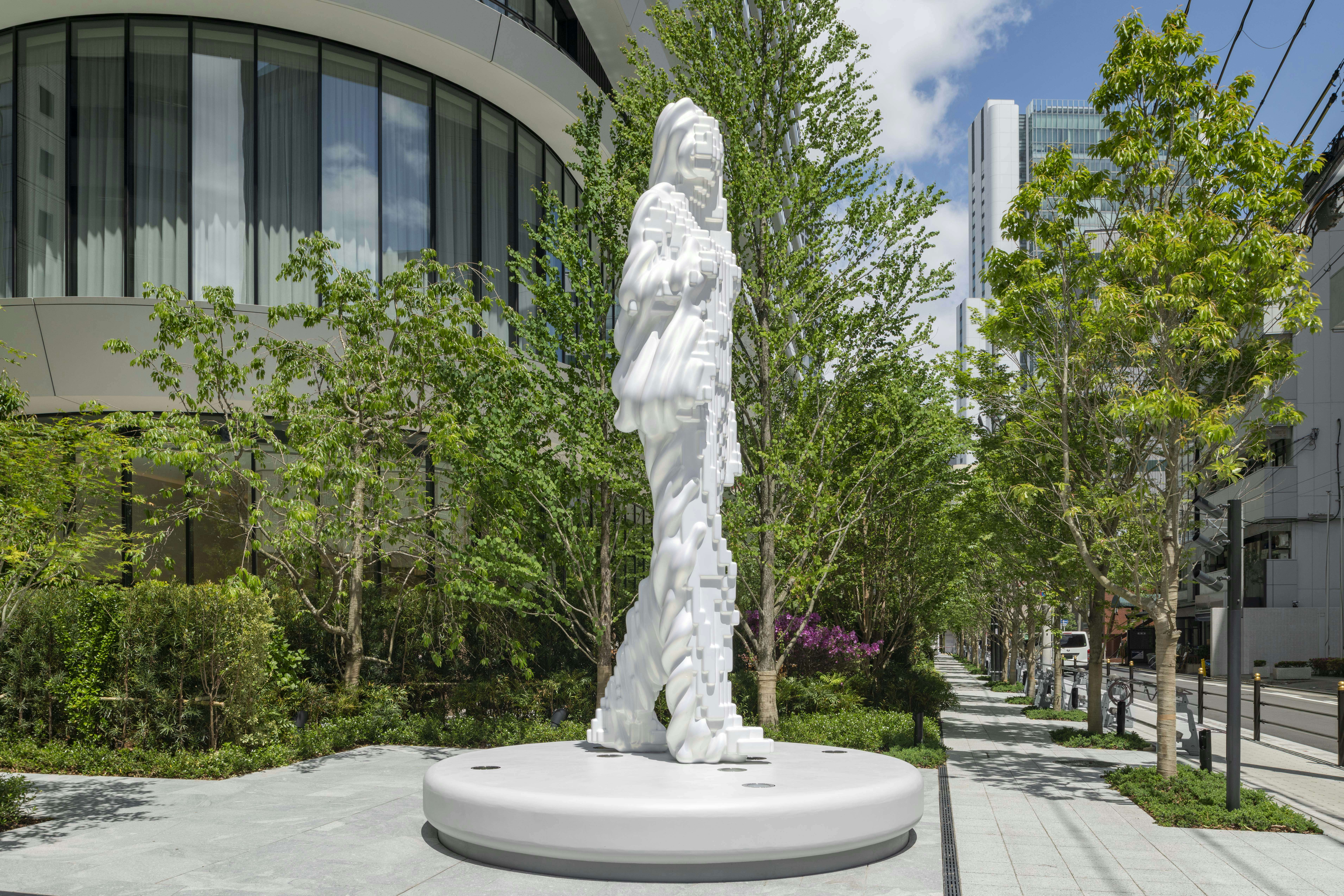 南條史生の監修で名和晃平など約50点の作品が設置。大阪に超高層複合