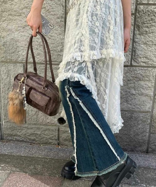 ≪リバイバルギャルパンツ≫'美脚効果マシマシフリンジ'デニムフレア