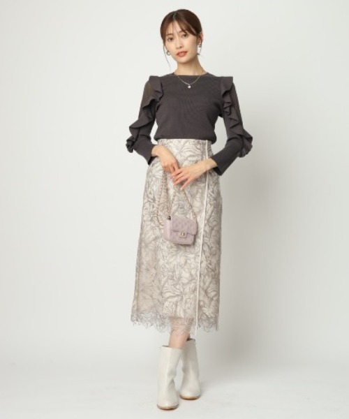 Apuweiser-riche（アプワイザーリッシェ）の「ライン刺繍タイト