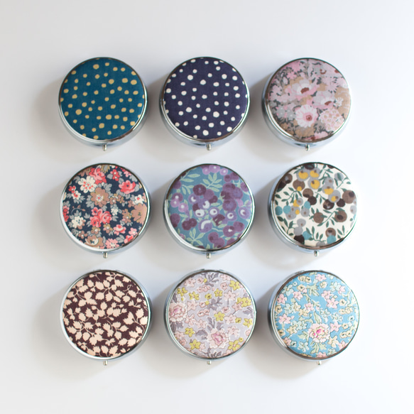 新柄 リバティを使ったハンドメイドのアクセサリーケース（ピルケース