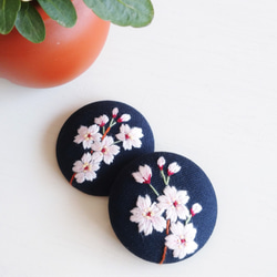 桜 枝 刺繍 くるみボタン 【ブローチ／ヘアゴム】 ブローチ 霜月屋