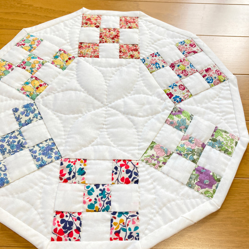 四角つなぎのパッチワークマット パッチワークキルトタペストリー