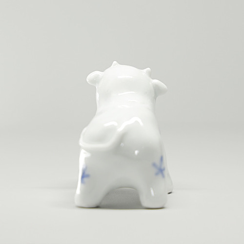 砥部焼「干支 丑」 置物 牛 うし 縁起物 手作り 窯元 tsuneoka