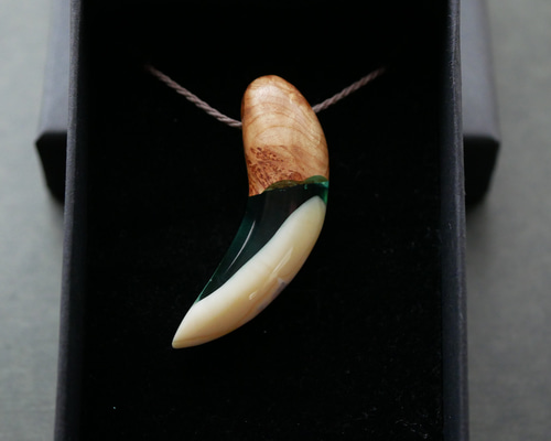 魔牙鯨」マッコウクジラの歯骨と香木のウッドレジンネックレス