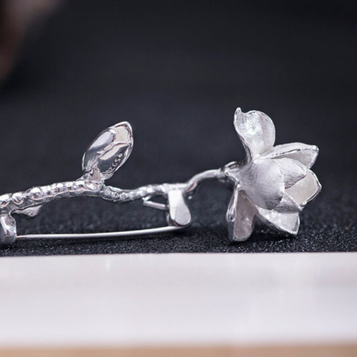 木蓮の花のシルバーブローチ：美しさを身に着けるアクセサリーC032