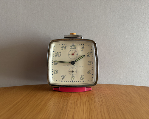国産の古いレトロな目覚まし時計 SEIKO 置き時計 ゼンマイ式 CORONA
