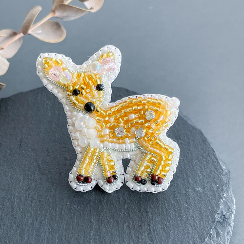 振り向き小鹿のビーズ刺繍 ブローチ/キーホルダー/バッグチャーム