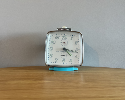 国産の古いレトロな目覚まし時計 SEIKO 置き時計 ゼンマイ式 CORONA