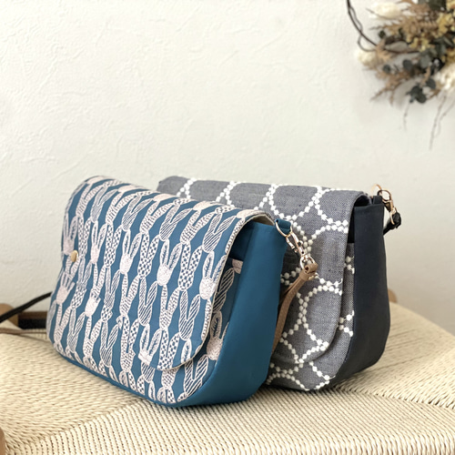 ⚮̈ミナペルホネン pomppia blue ピアノフラップポシェット 蓋付き