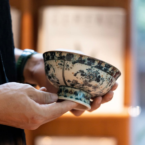 詩瓷集 新作・中国唐風青花磁器手作抹茶/サラダ茶碗 - 飯碗｜開窓花卉