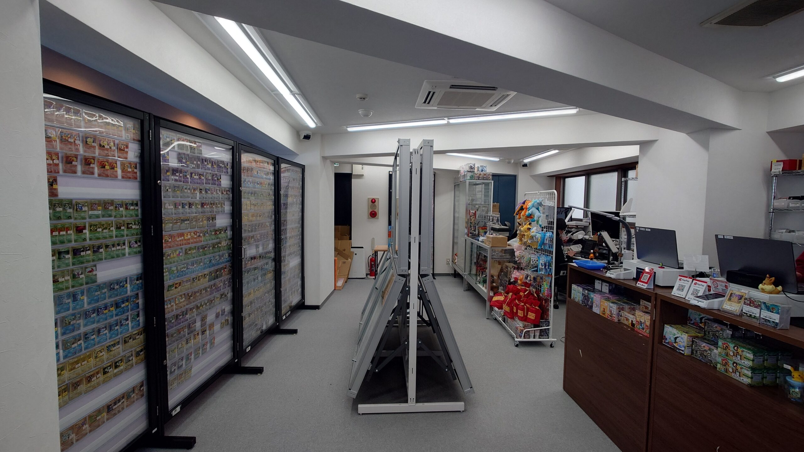 コレクター向けトレカ、スニーカー専門店 magi