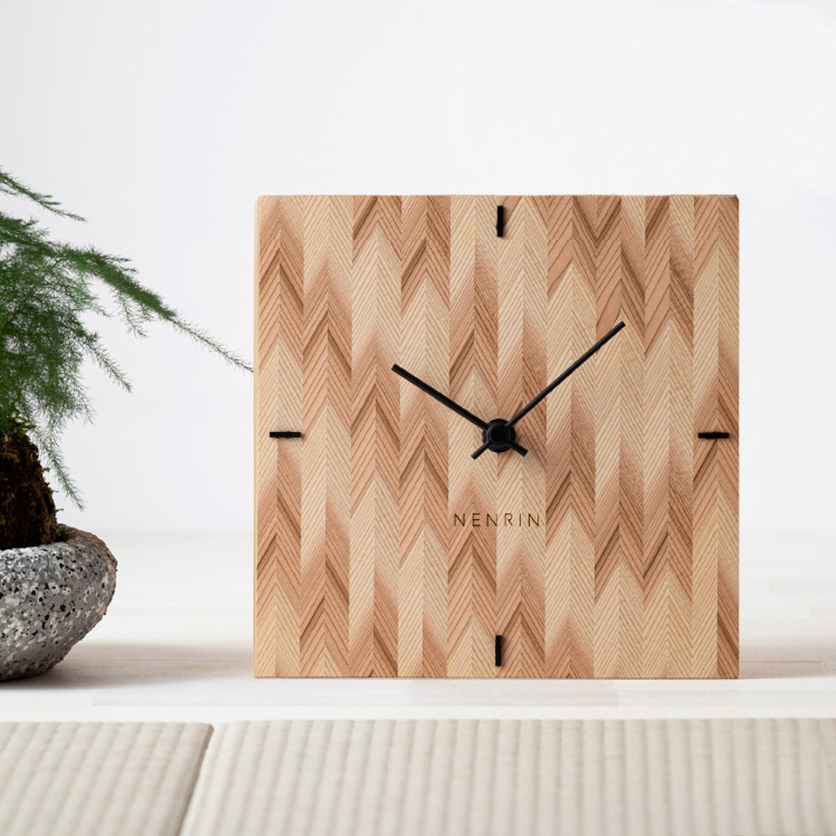 NENRIN CLOCK 175 矢絣 壁掛け兼置き時計 〔サイズ：W175×H175×D40mm