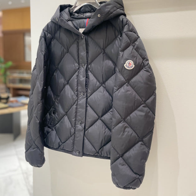 MONCLER(モンクレール)】ARVOUIN (レディースショートダウンジャケット