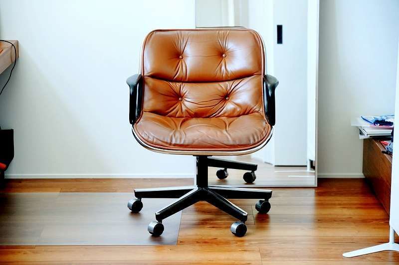 ポロックチェアでリッチなリモートワークを。ミッドセンチュリー家具は