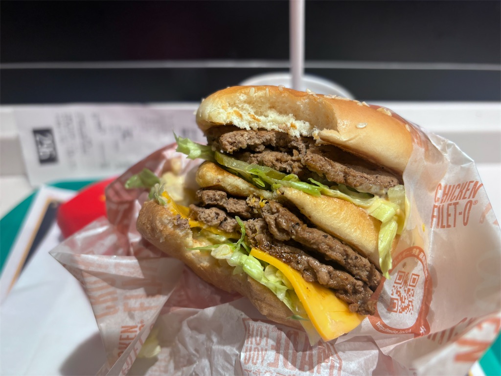 夕方のお楽しみ倍ビッグマックの玉ねぎ、ピクルス、ソースマシマシで