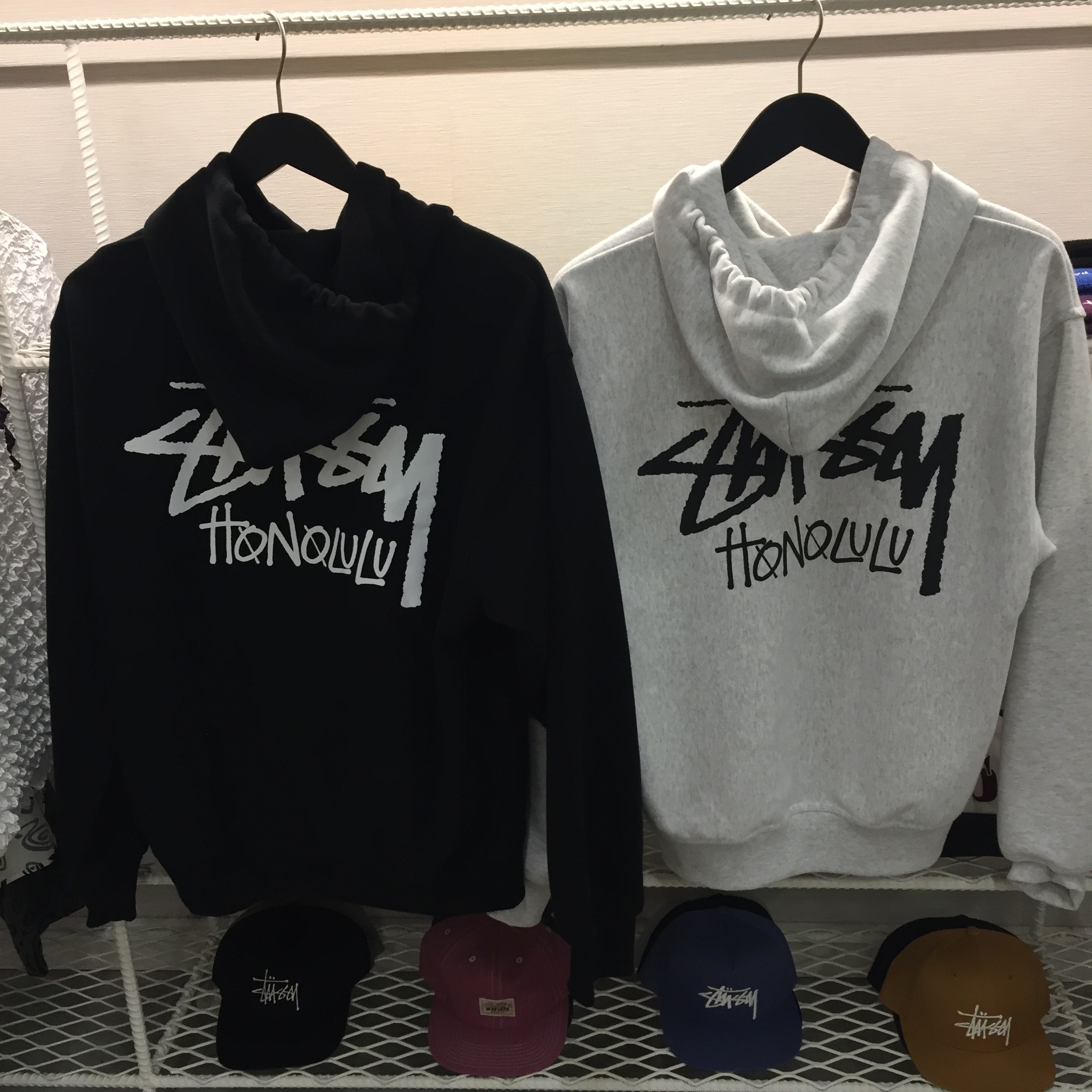 ハワイ限定☆STUSSY ホノルルロゴ入り メンズ長袖パーカー (STUSSY