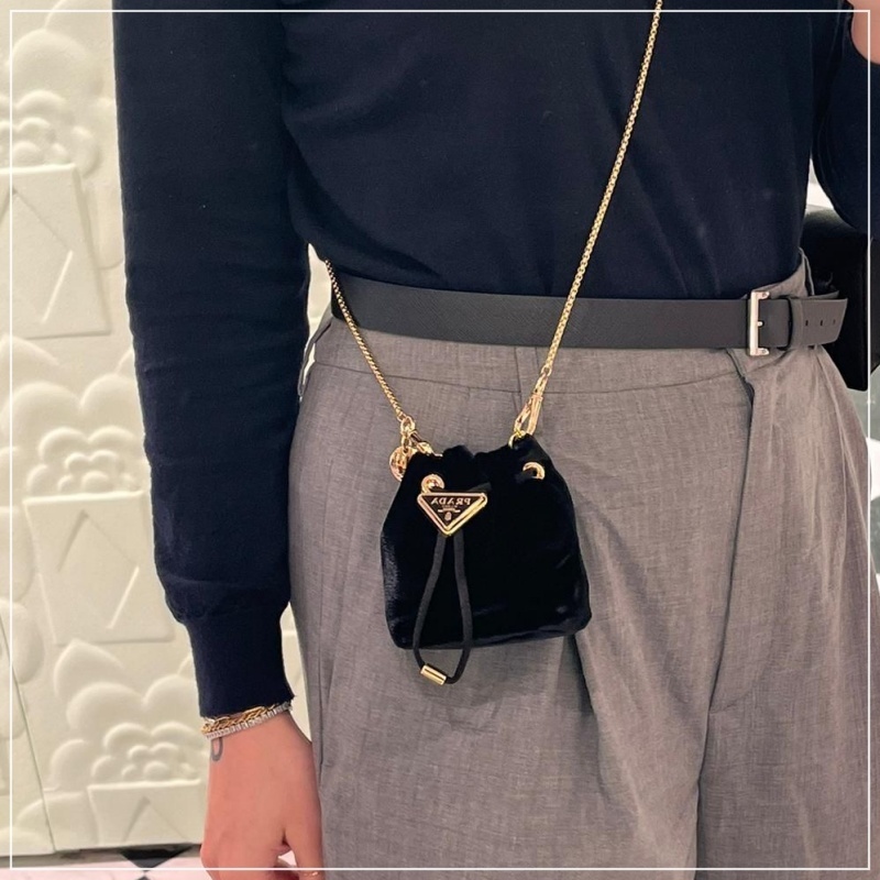 大人気】PRADA◇ベルベット 巾着 ミニポーチ ストラップ付き (PRADA