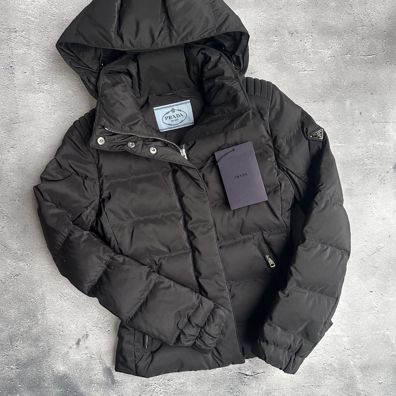 三角ロゴがポイント！PRADA(プラダ)のダウンジャケットが使える！【BUYMA】