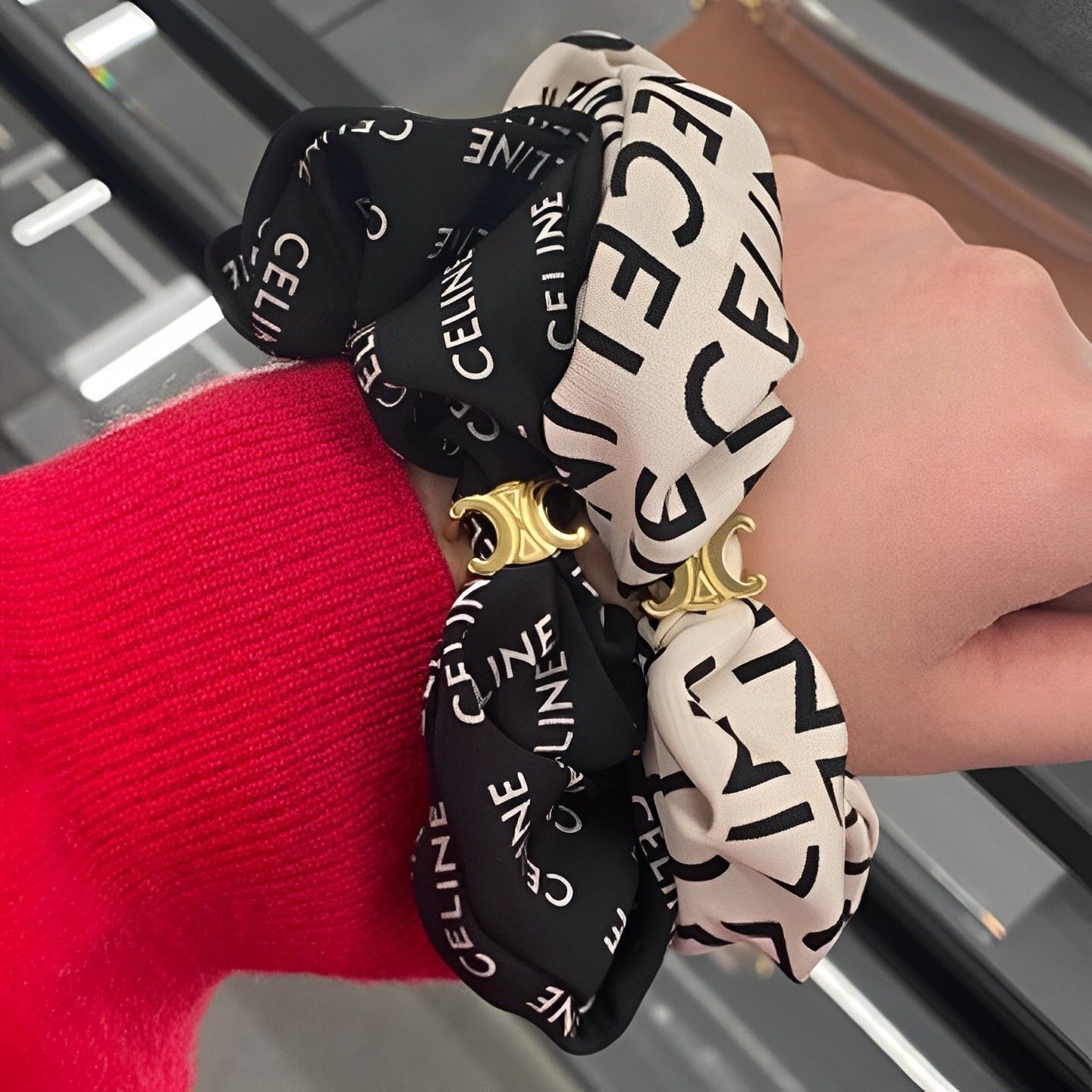 ギフトにも♪【CELINE】直営店 トリオンフチャーム付き シュシュ