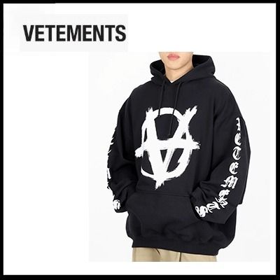 ヴェトモン) VETEMENTS ロゴパーカー UE64HD700BW (VETEMENTS/パーカー