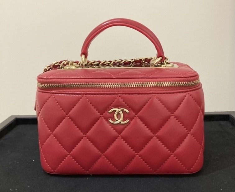 コーデのポイントになるレッド CHANEL チェーンクラッチバニティ