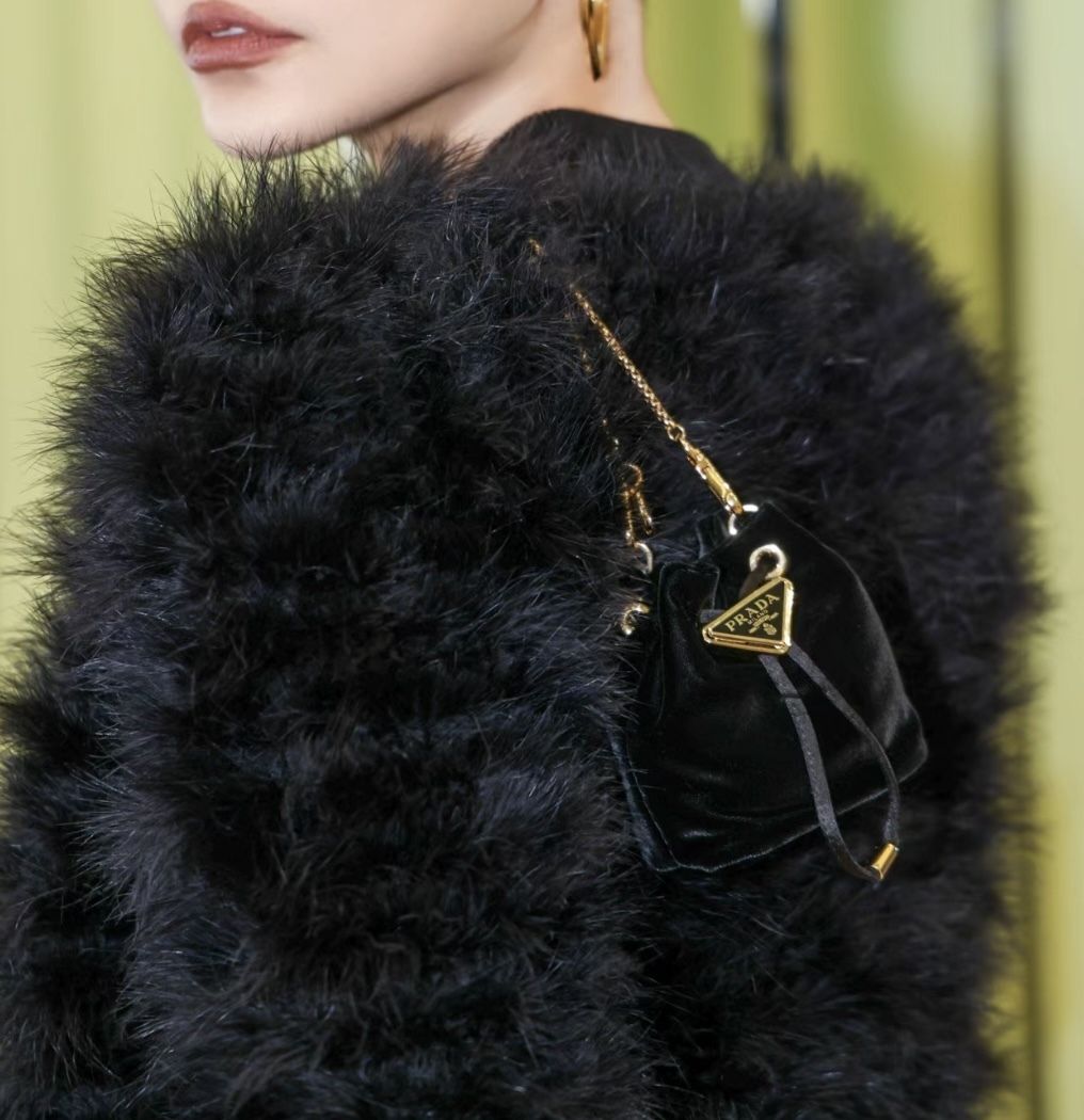 ラグジュアリーなアクセサリー《PRADA》ベルベット ミニポーチ (PRADA