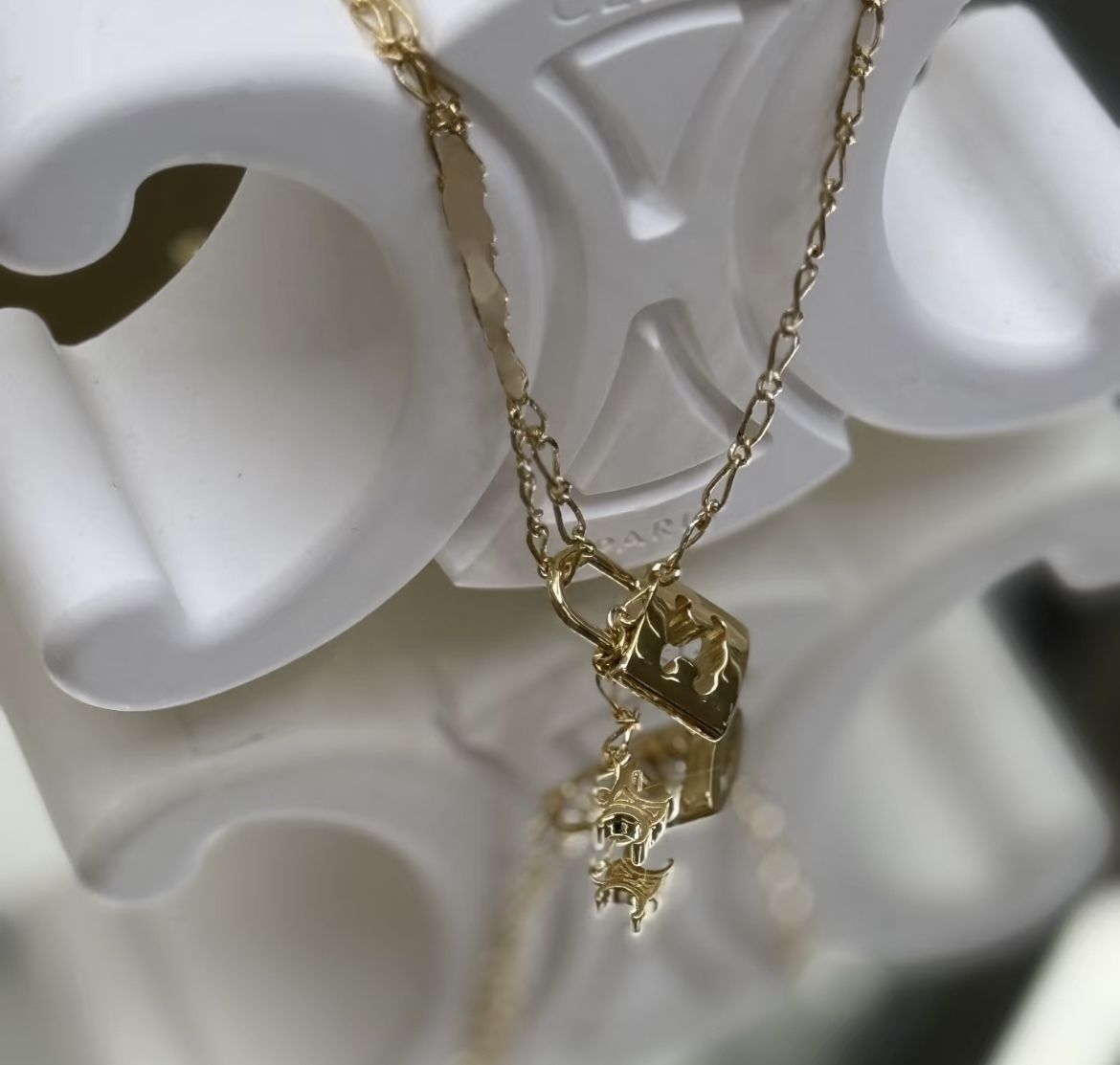 トリオンフが抜け出た様な鍵穴がお洒落 CELINE ロックネックレス