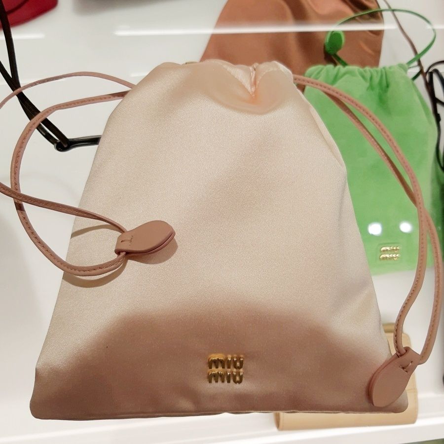 セール】ミュウミュウ☆ロゴ サテン 巾着ポーチ☆5NG010 049 (MiuMiu