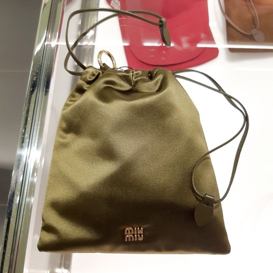 セール】ミュウミュウ☆ロゴ サテン 巾着ポーチ☆5NG010 049 (MiuMiu