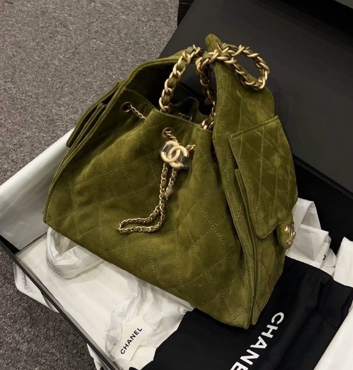 魅力的なカーキ スエード素材も欲しい CHANEL 25 スモールバック