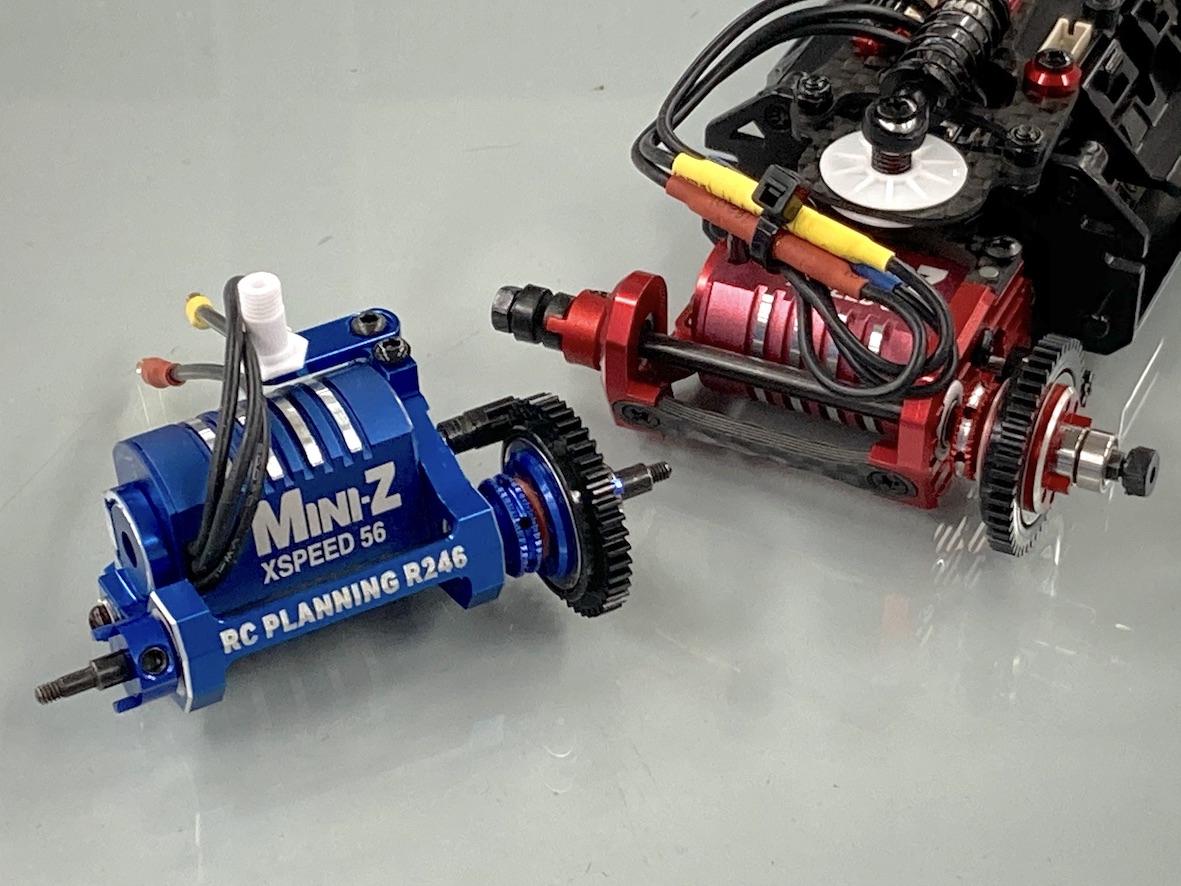 MR-03EVO 20周年記念シャシーセットを紹介しています。週刊ミニッツ10