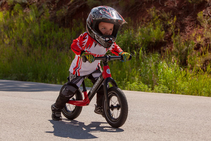 幼児向けランニングバイク「ストライダー」にフルカーボン製モデルが