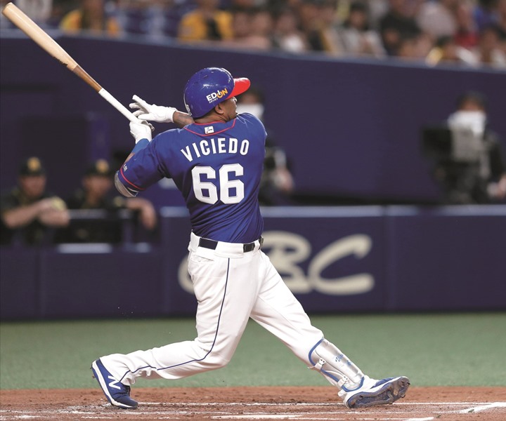 中日・ビシエド OLD HICKORYの少年用バット＆Victusのバット