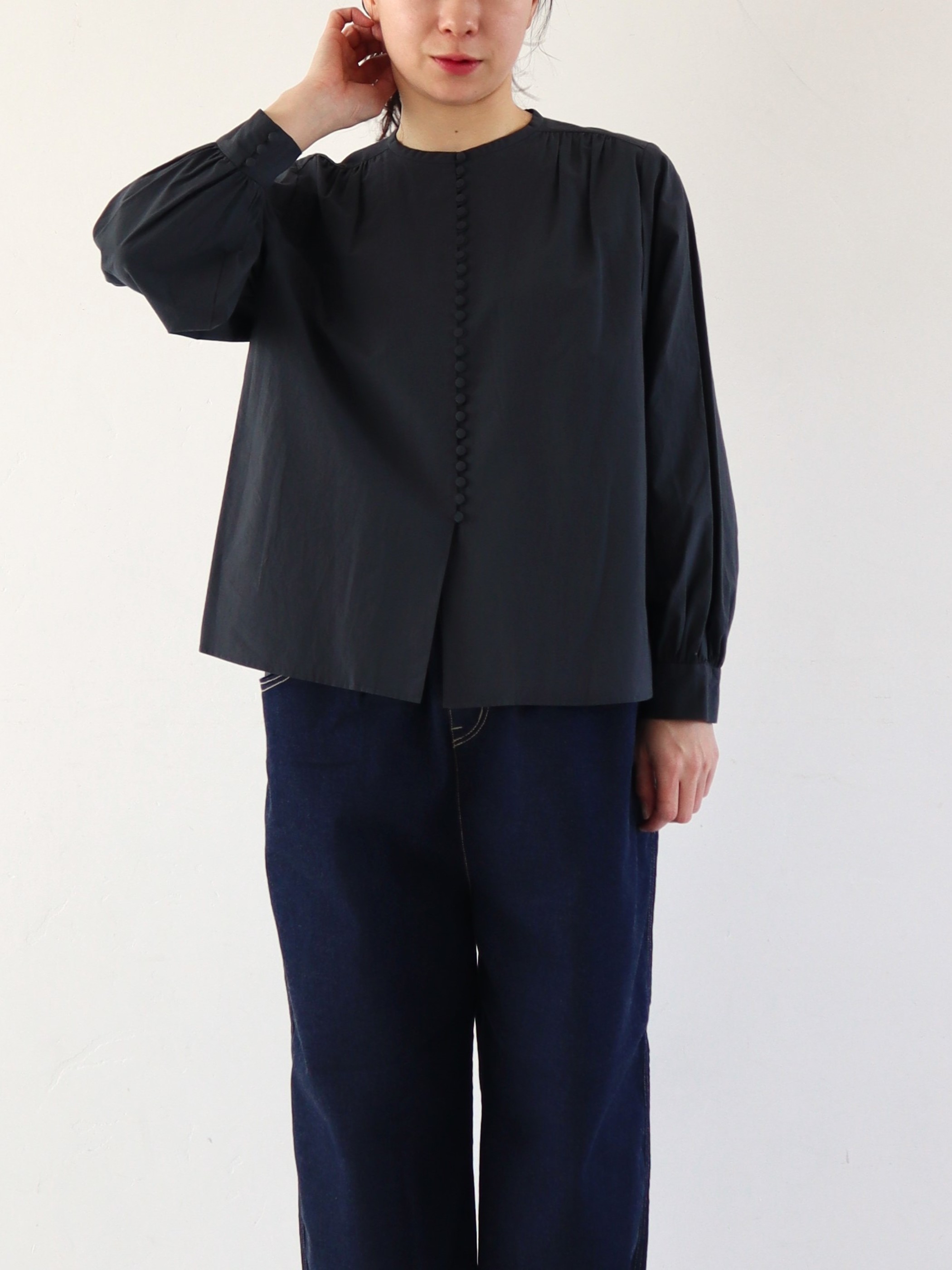 pot and tea | 新品番：釦たくさんブラウス（ノーカラー）濃グレー