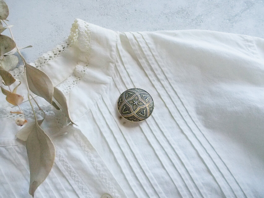 伝統模様のダマスキナードブローチ | iichi 日々の暮らしを心地よく