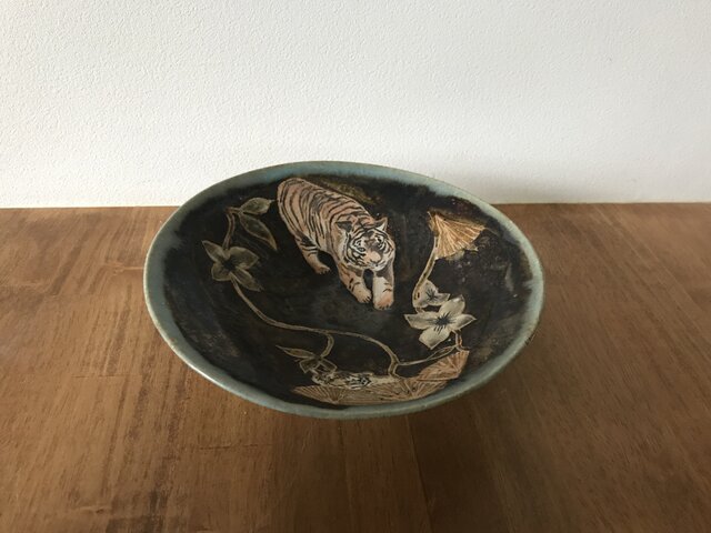 虎の絵皿 | iichi 日々の暮らしを心地よくするハンドメイドや
