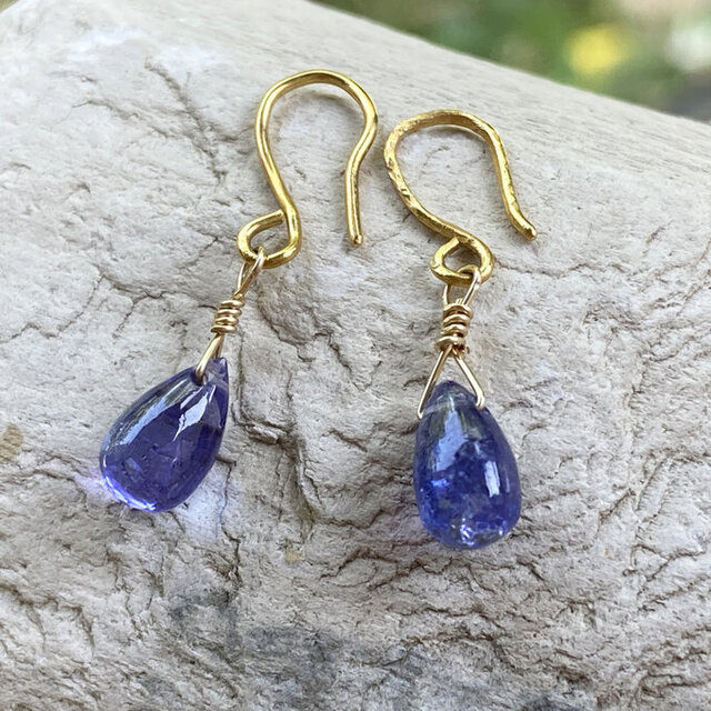 K24◇天然タンザナイト・フックピアス | iichi 日々の暮らしを心地よく