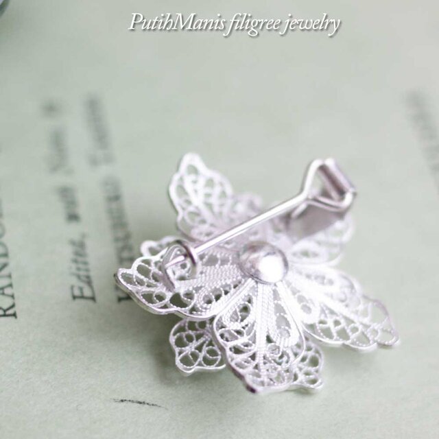 銀線細工の透かしの花びらが美しいお花のブローチ(シルバー/silver925