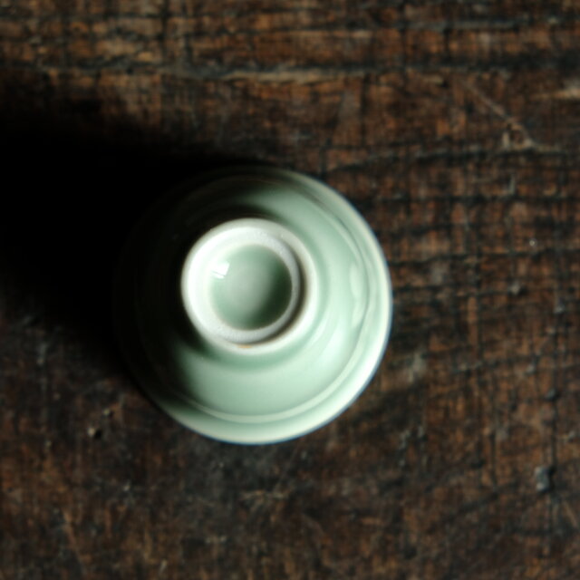 花とリーフ◇青磁で陽刻。中国産青磁陽刻猪口 茶杯 茶器 丁寧な暮らし