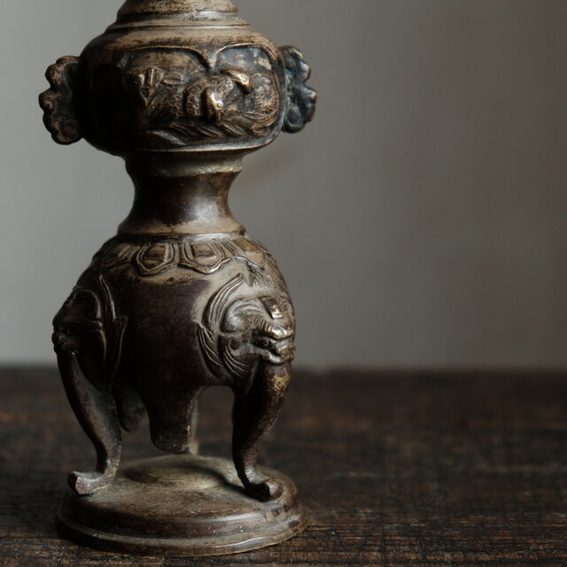 味のあるお品物◇金属製三本脚蝋立て 火立て 真鍮 古民家 古道具