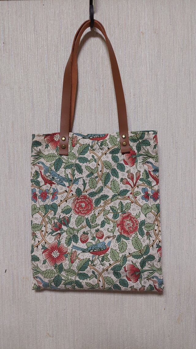 リバティ花柄のまちなしトートバッグ | iichi 日々の暮らしを心地よく