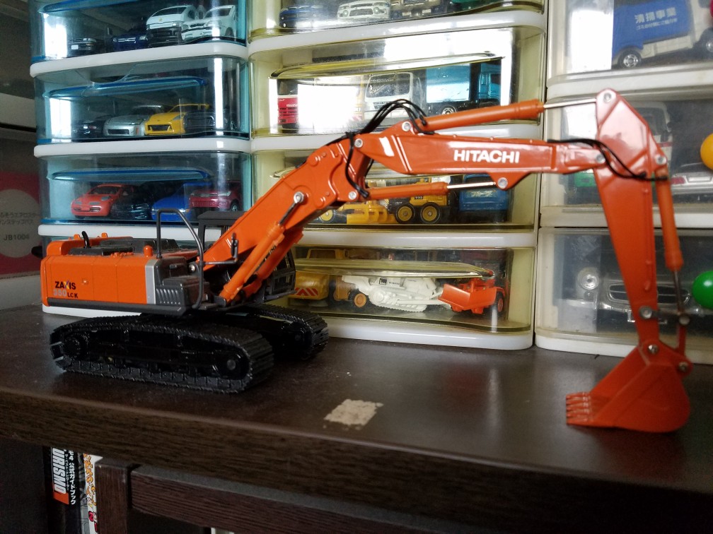 ミニカーレビュー ~日立建機 ZAXIS350LCKビル解体機(1/50)編~｜よもぎ