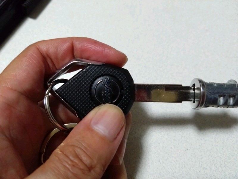 ヘルメットホルダーとメインキーの1本化（カワサキ ZX-10R）by でふ