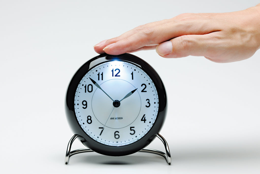 アルネ・ヤコブセン TableClock STATION ブラック | Shinc lab